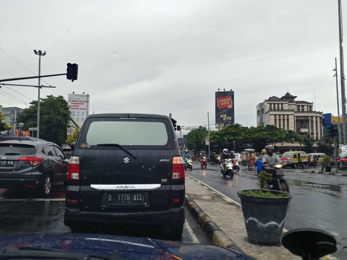 Prempatan Ps.koja-jln peta klo hujan lampu stopan nya sering mati, teu anti air kitu lampuna?semrawut,klo ada petugas mah mendingan,skr lg mati <a href="/PRFMnews/">Radio PRFM</a> <a href="/dishub_kotabdg/">Dinas Perhubungan</a>