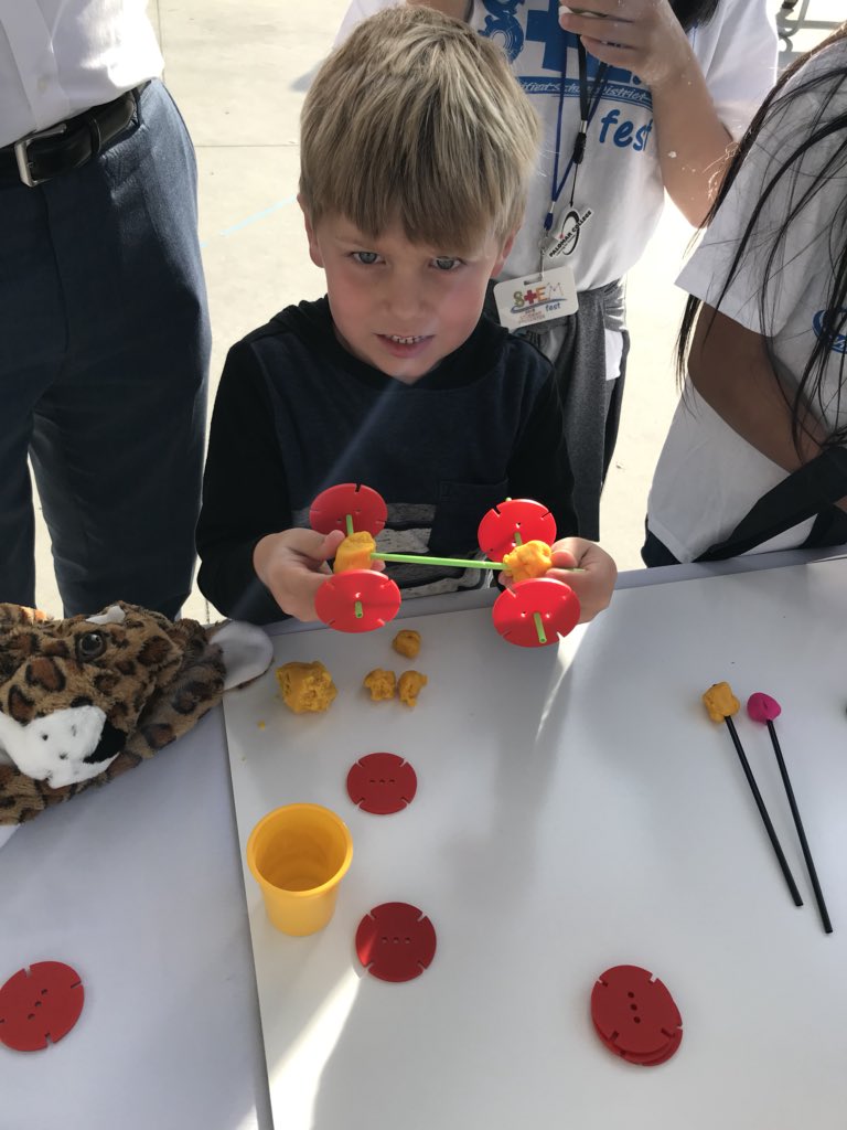 MrsArmenta7's tweet photo. Engineering Challenge! @VistaNGSS @SupLinda #STEMfest https://t.co/BrDRK9wbyD