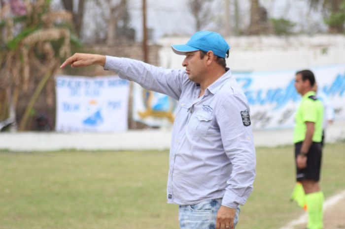 #CCAFUTBOL
#AdrianKalujerovich sera otra vez el dt del Albo Sera presentado el proximo lunes a las 17 hs enla primera practica del año de cara al inicio de la temporada 2018 de la #LigaSantiagueña