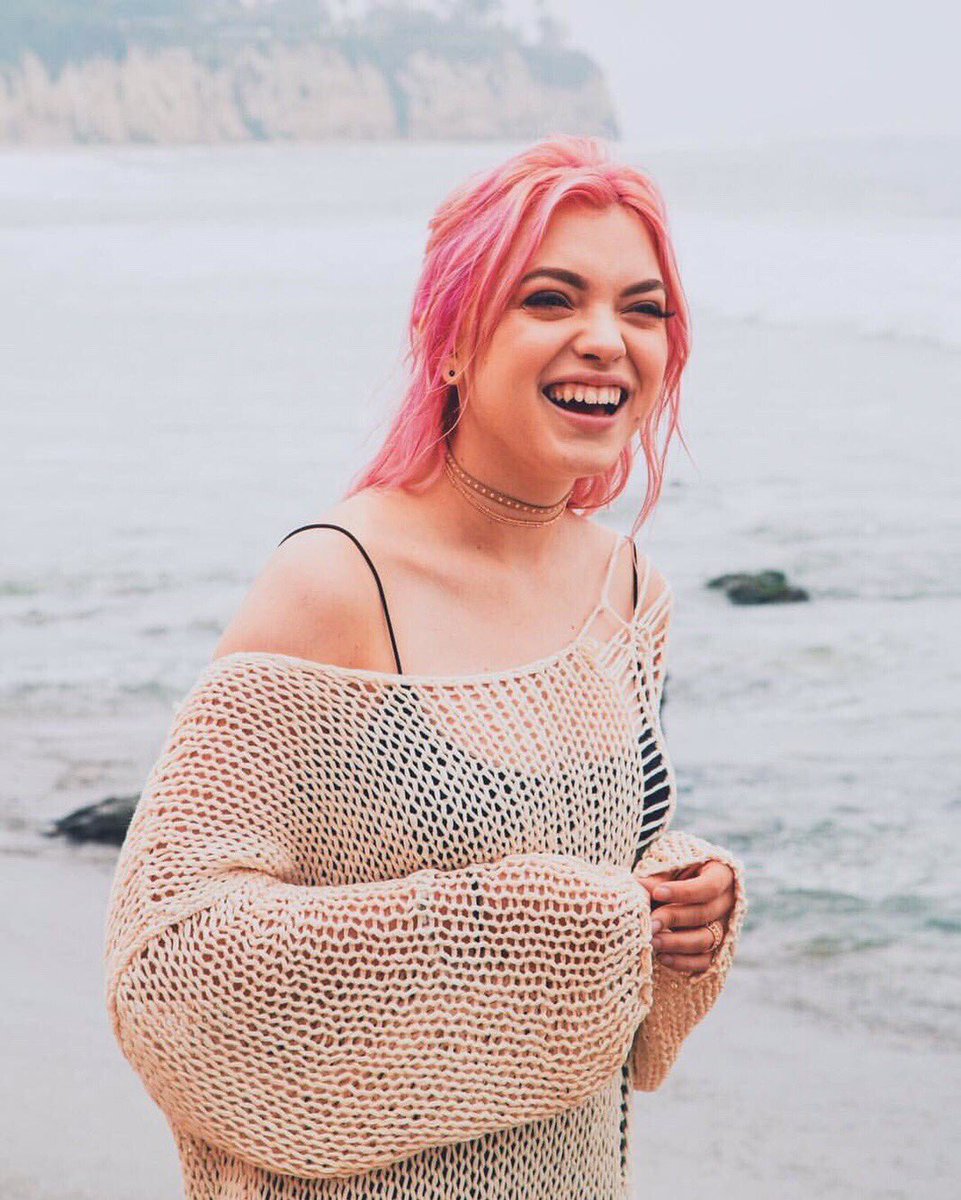 HeyVioletJP's tweet photo. Happy Birthday @renalovelis ♥️

今日はRenaの20歳のお誕生日です！🎉
みんなでお祝いしましょう🥂✨ https://t.co/8JWBeGgRbM
