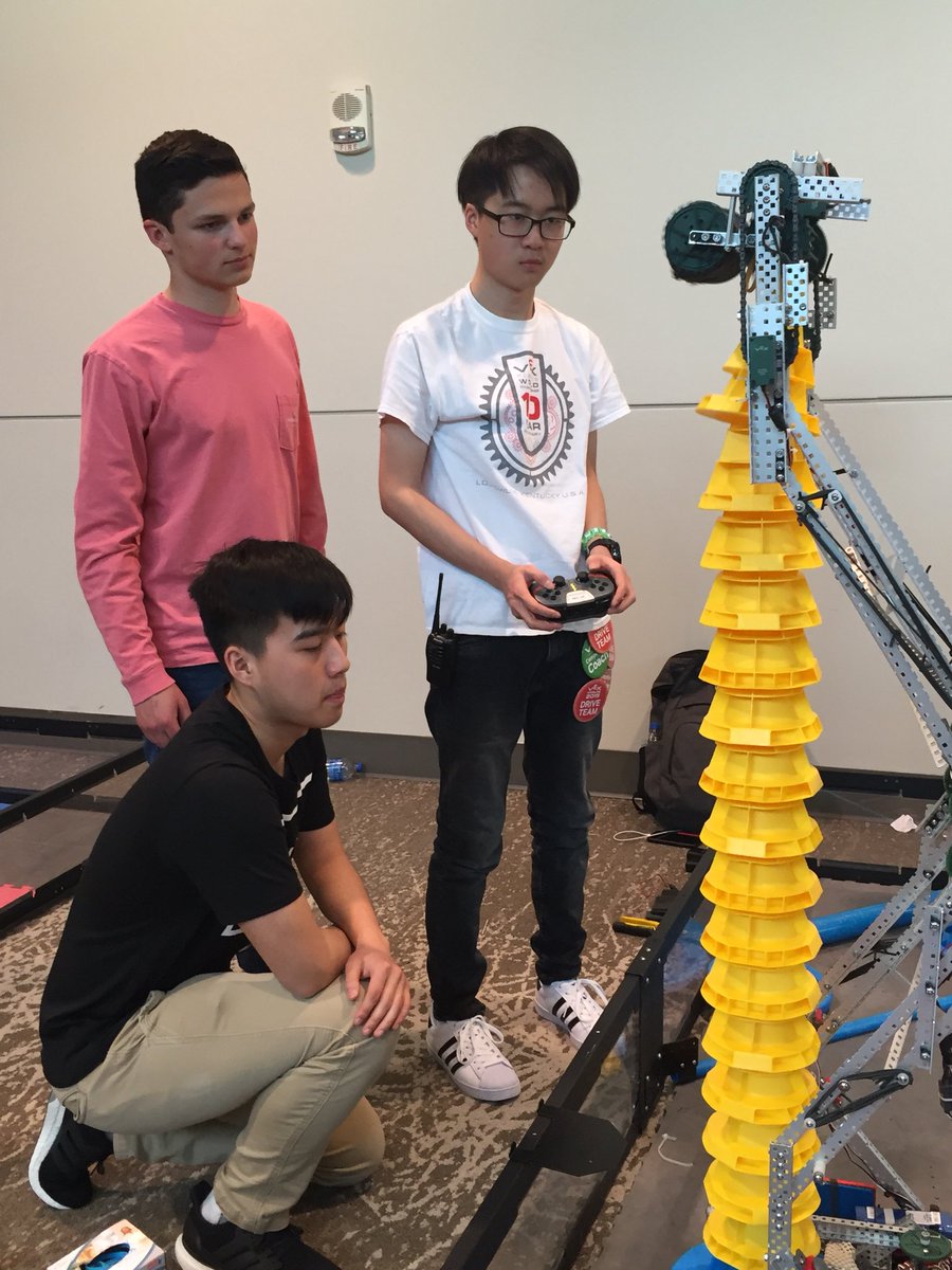 RanneyRobots's tweet image. Getting in some last minute practice before matches start tomorrow at the #CreateOpen @RanneyUS @ranneyschool. Ranney has 4 teams competing!