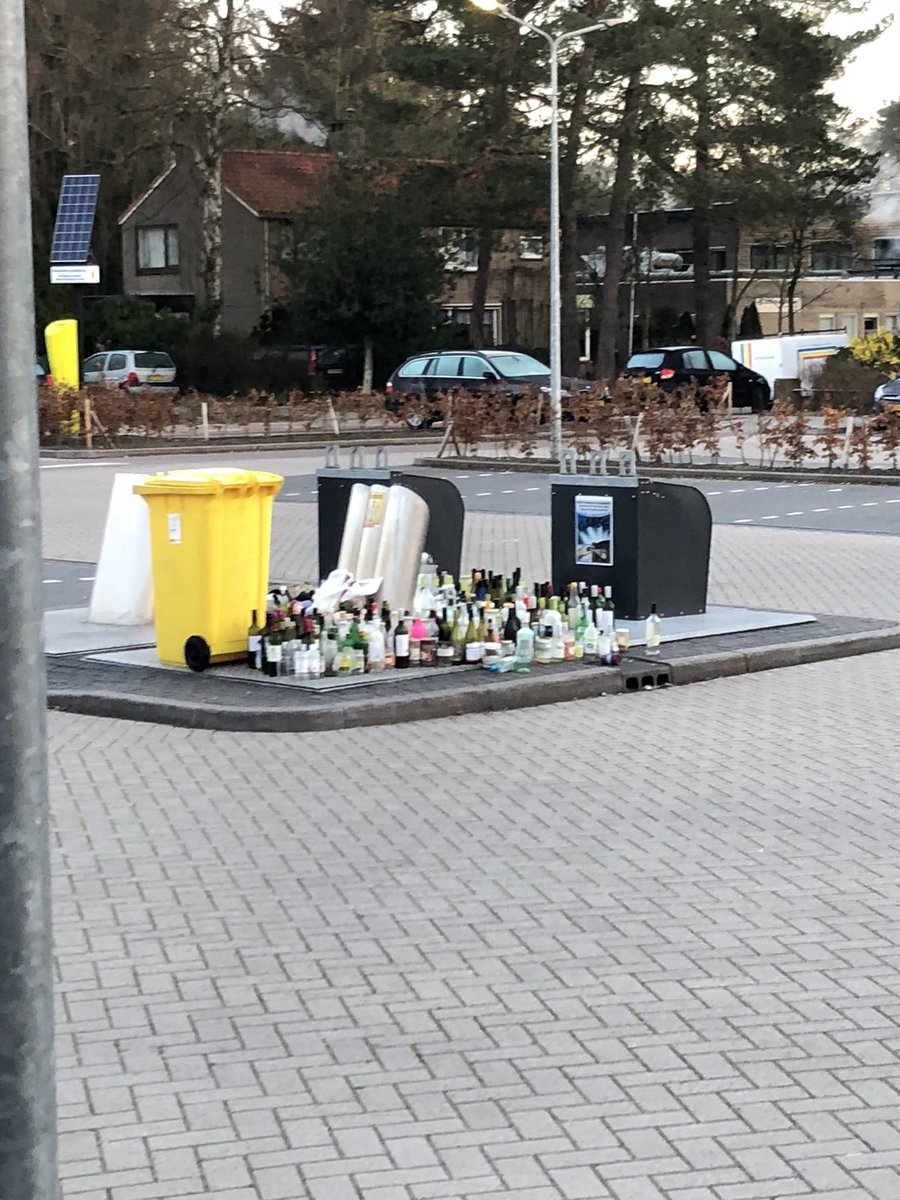 TomvSchaick's tweet photo. @gem_heuvelrug dit is de glasbak op het parkeerterrein van de PLUS in Maarn. Dit kan toch niet?? Wanneer wordt hier structureel wat aan gedaan? https://t.co/upQGr0yMOQ