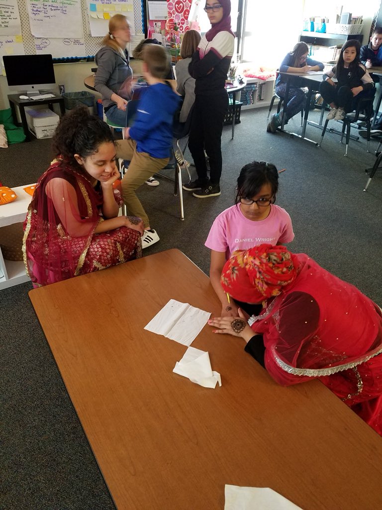 Anjk82's tweet photo. Had an AMAZING time presenting about my culture India to 5th graders. I miss them and their curiosity:)) I will be posting more later :)) https://t.co/tawTekS6ci