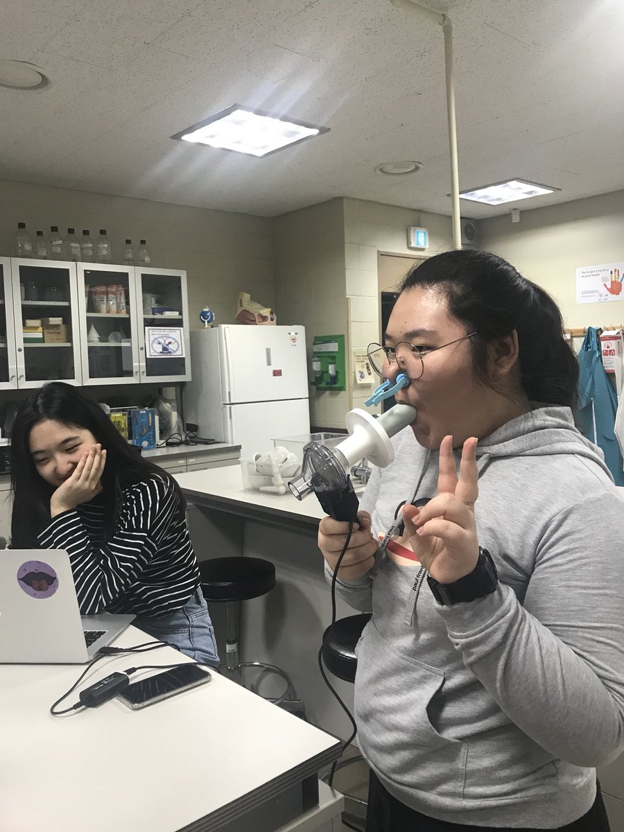 ochanedu's tweet photo. Grade 11s begin exploring #ventilation with #vernier #spirometers #IB #dpbiology #exercise https://t.co/XNRQUvht86