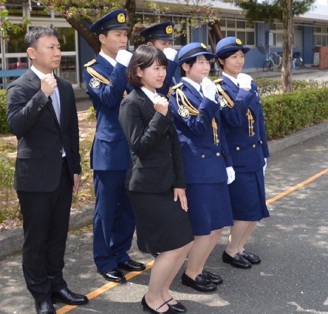 ট ইট র 佐賀県警察 警察学校通信 警察学校で警察官 職員の入校 式が行われました ちょっと緊張した顔が印象的でしたが 内に秘めた闘志がみなぎっていましたね 校訓 使命感 を胸に勉学 訓練に励んでください 入校式後には マスコミから取材を受け