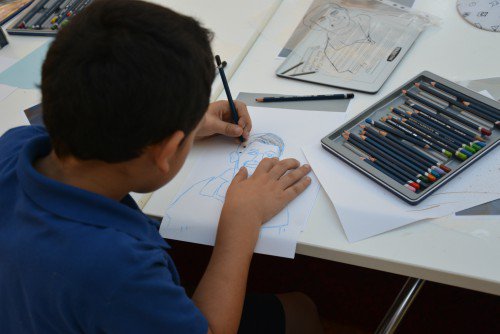 Plunkett Street students taking on the portrait challenge today - these guys are really developing some skills through roading testing the new Art Around the Library activities. Interested? Do them via video conference!
tinyurl.com/y7vpf6rk
#statelibrarynsw #aussieED #learning