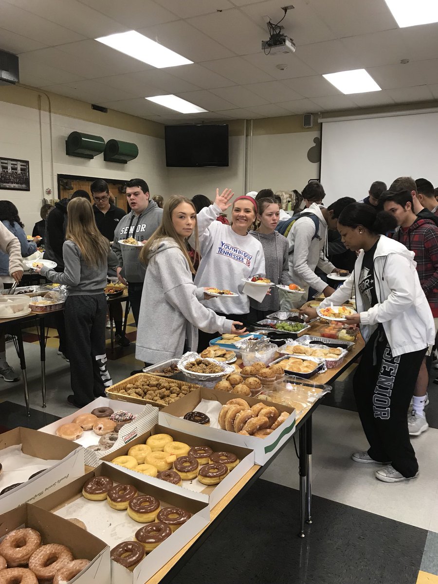 CMSAPNichols's tweet photo. What awesome day with seniors, once again. An incredibly special group of kids we have this year. One more day of senior week before prom on Saturday! @CentralMagnet18 @Central_Magnet #Classof2018 https://t.co/lhic5ETHr5