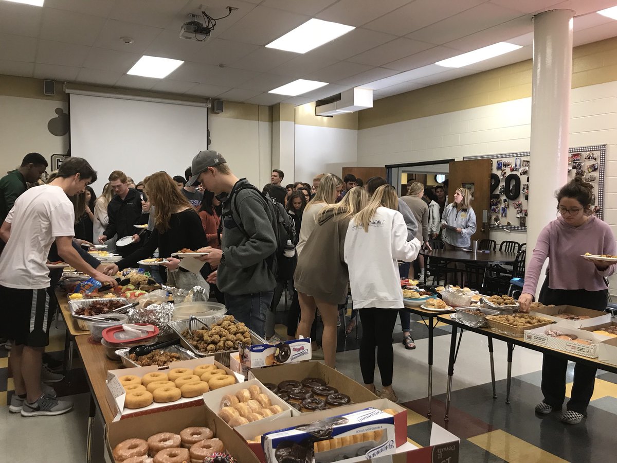 CMSAPNichols's tweet photo. What awesome day with seniors, once again. An incredibly special group of kids we have this year. One more day of senior week before prom on Saturday! @CentralMagnet18 @Central_Magnet #Classof2018 https://t.co/lhic5ETHr5