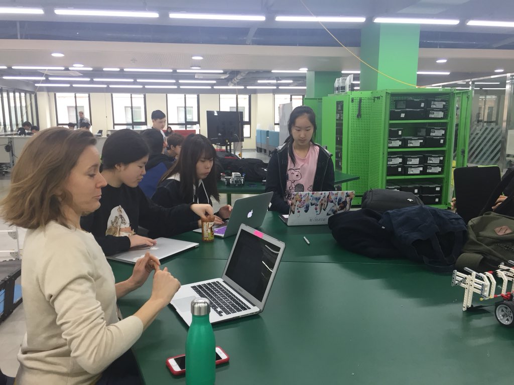 mabycraft's tweet image. Writing expert Sarah Marslender talks to my robotics class about creating blog posts and writing about #failure #failagain #robotics #writing #writinginSTEMclass #designthinking #KISPride