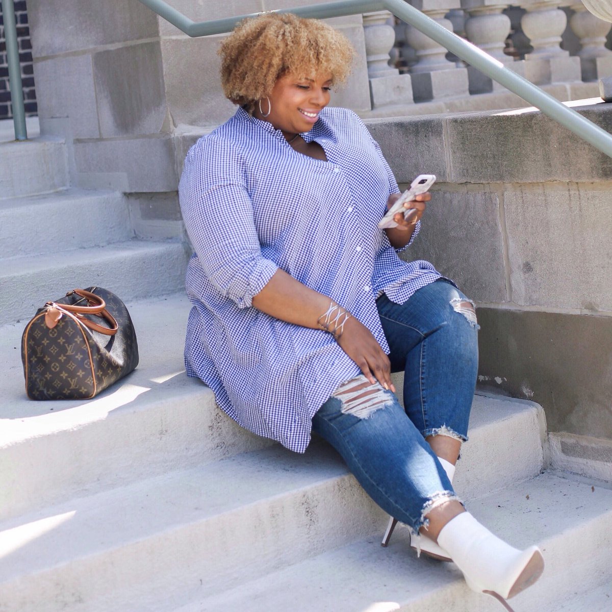 KimYarbough's tweet photo. Do you take breaks from social media, or do you cringe at the thought of not being able to use it for a while? #socialmediabreak #nosocialmedia #plussizefashion #ginghamtop https://t.co/zzicT7BkUd