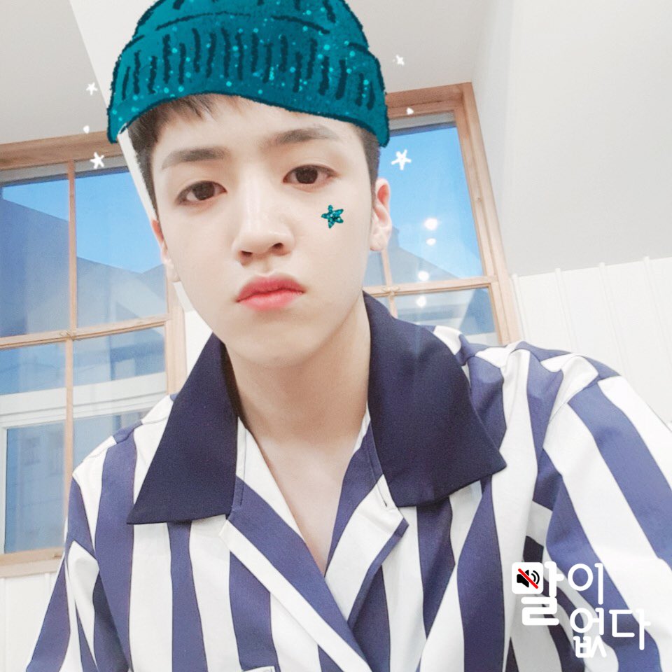 momox_official's tweet photo. [#말이없다🔇] 

(ﾉ◕ヮ◕)ﾉ*:･ﾟ✧
✨⭐️💫💥🌟✨
*:･ﾟ우석이 셀카 왔어요 *:･ﾟ

#우석 #WOOSEOK #PENTAGON
#POSITIVE @CUBE_PTG https://t.co/UPAhsMFdDP