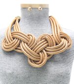 JustOneBeautyFU's tweet photo. Wearing a bold piece of #jewelry at a #NetworkingEvent event can get you noticed! A bold #necklace can make you more approachable. If you have jewelry on that another professional admires, it makes them feel like you have something in common. #TheBoldAndTheBeautiful #BeBold https://t.co/04FCbT0RD1