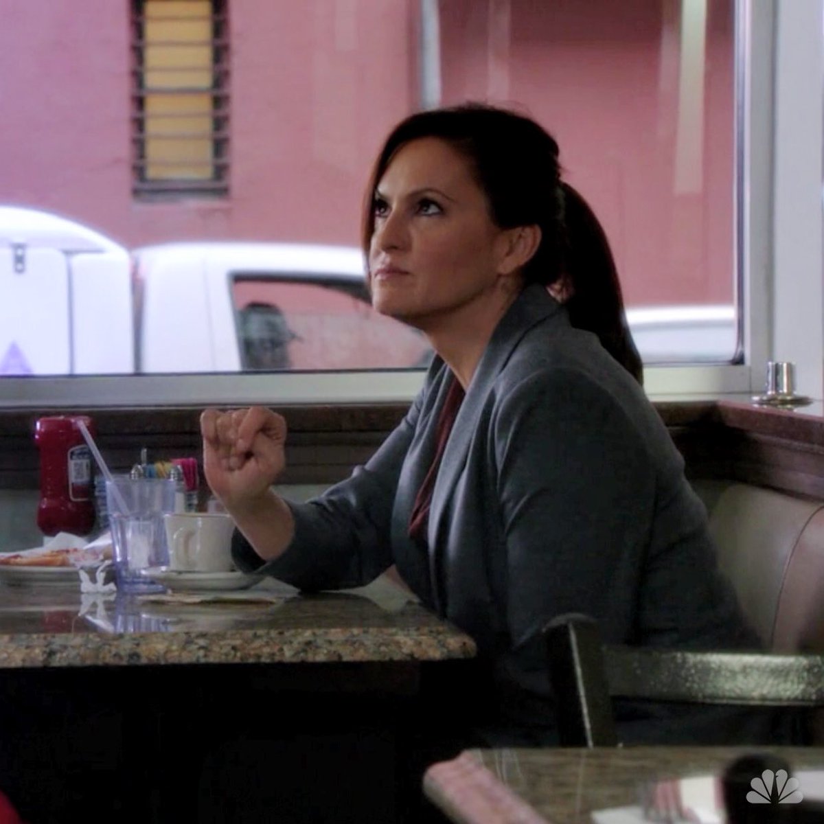 winonaddict's tweet photo. the ponytail....the sass....all of it is a yes from me 😍🔥 https://t.co/ARKOmskzjI