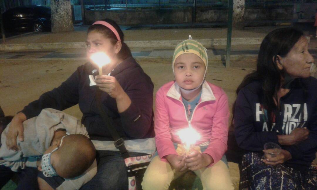 GregJaimes's tweet photo. #URGENTE 9:50 p.m. Esta noche, los niños oncológicos del hospital J.M. de los Ríos no duermen debido a que no tienen tratamiento ni comida. Se unieron a la vigilia nocturna junto a sus familiares. Claman por medicinas negadas por Min Salud #5Abr https://t.co/qirqFO8fvU
