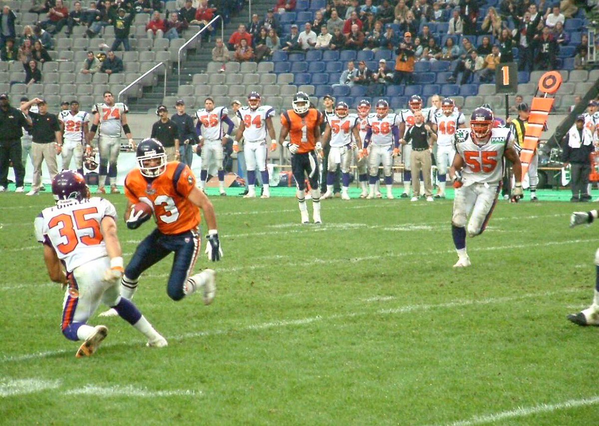 CarlosRosadoV's tweet photo. #tbt Las decisiones son como los caminos, elige siempre con la convicción del #exito 🏈 #cr83  #mexicanpros https://t.co/9bLLgYaFdd