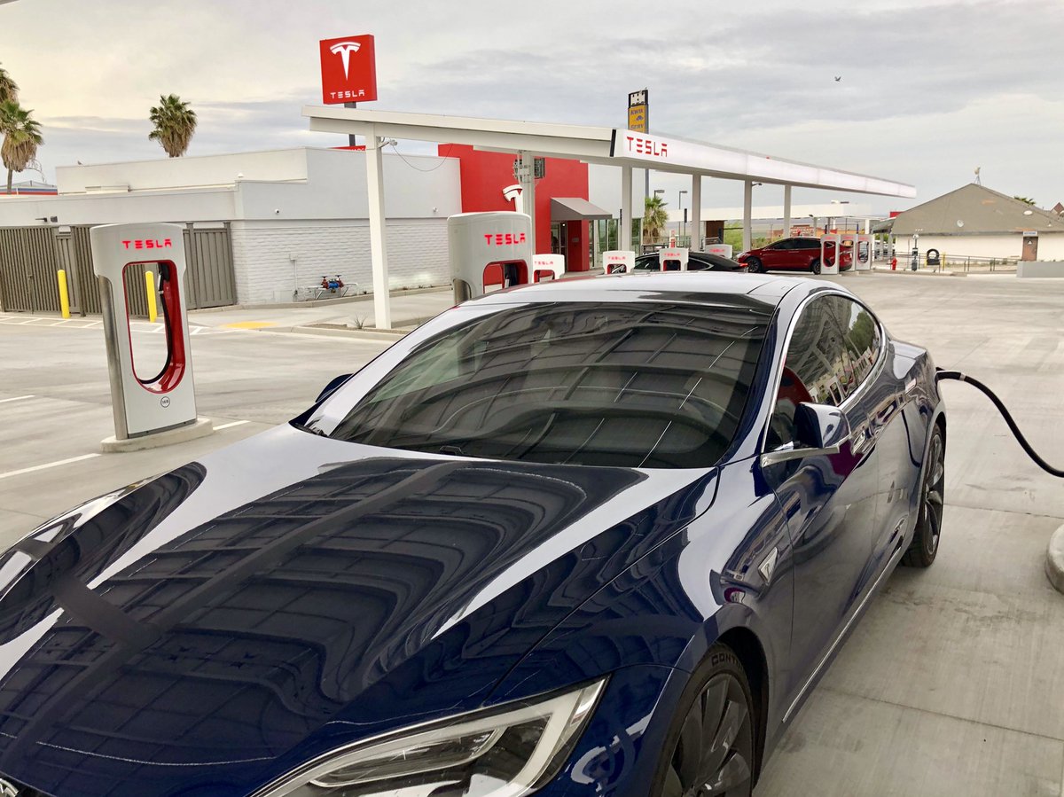 archduke_97's tweet photo. I can get used to this. #reststop #calinights #tesla #supercharger #kettlemancity #models #ev #nogas #archduke #evhang #thankselon #hookup #weekend #fridayhang #juiced https://t.co/ofuvUYH5BG