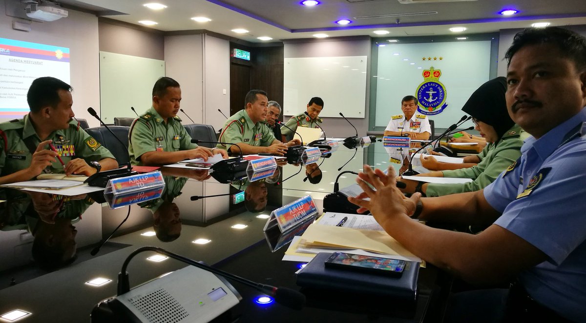 tldm_rasmi's tweet photo. Mesyuarat AJK 2/2018 @ksska_atm dipengerusikan oleh Yang Dipertua #KSSKA TSri @mykamarul di Markas Tentera Laut

@TenteraDarat 
@airforcenextgen 
@MarkasATM https://t.co/3H2NPml2Yu