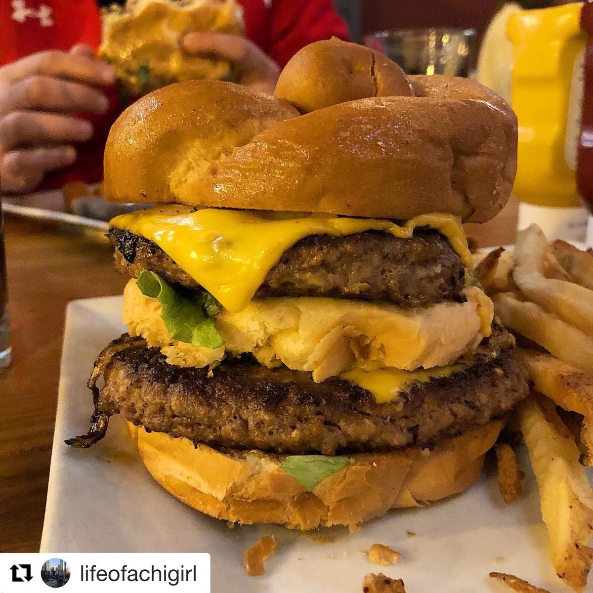 WaterHouse3407's tweet photo. Who’s hungry?!? Indulge in the Mack Daddy Burger...never disappoints 
#chicagofood #chicagobars https://t.co/O2FbU2l3UD