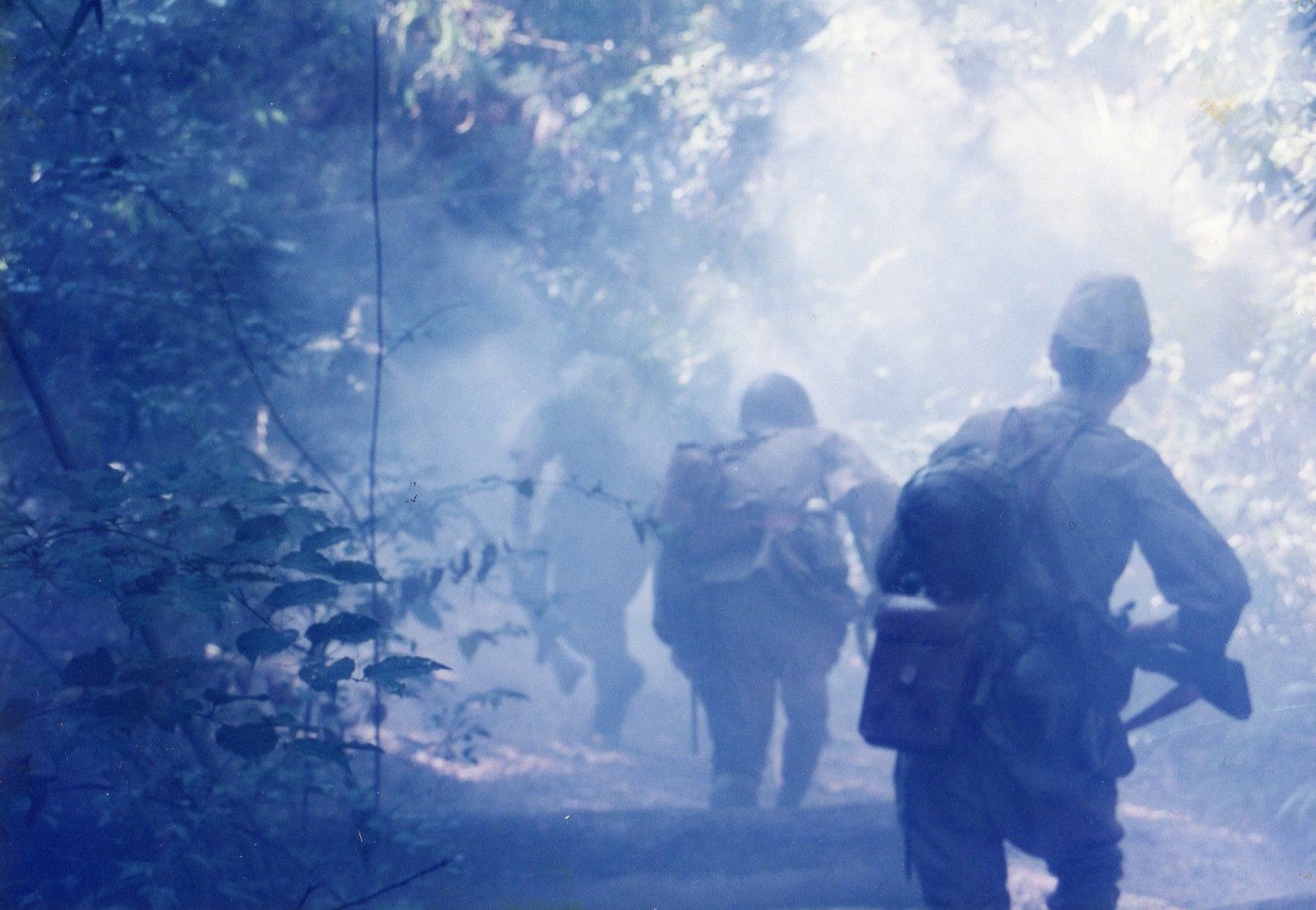 土と油 スズメバチ駆除用のハチトリ煙幕を焚くと煙や霧を再現できるので面白い画像が撮れる 花火のスモークボールより威力ある T Co 6pkhi4qa6x Twitter