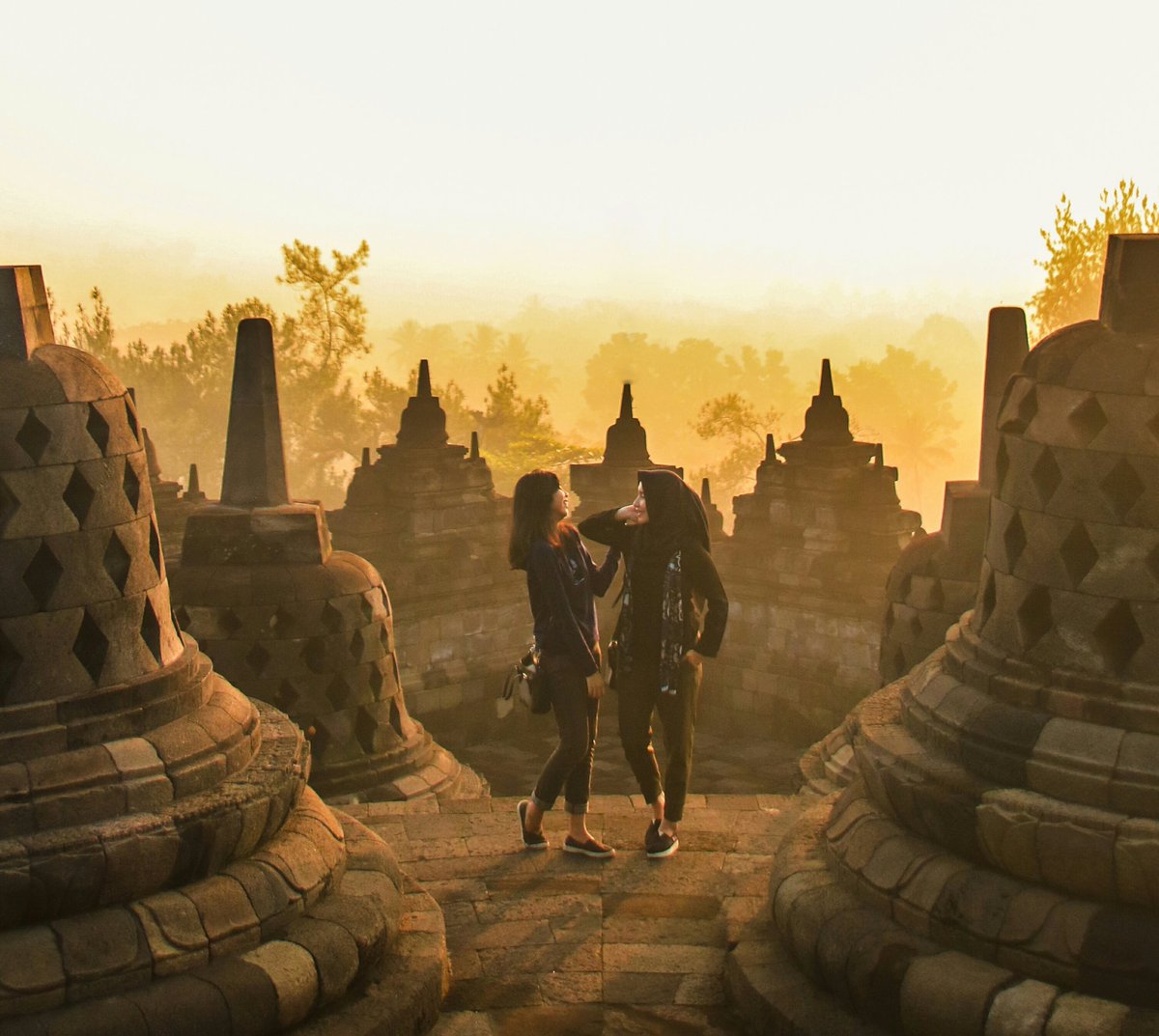 BUDDYGUARD_ID's tweet photo. Sudah mau weekend, saatnya liburan nih. Selain persiapan budget, jangan lupa download aplikasi BuddyGuard ya karena ada fitur "Tour Guard" yang siap membantu kamu jika terpisah dari rombongan.
#PeopleHelpPeople
#IndonesiaLebihAman
#BuddyGuard
#TourGuard https://t.co/dEZwp8kVuL