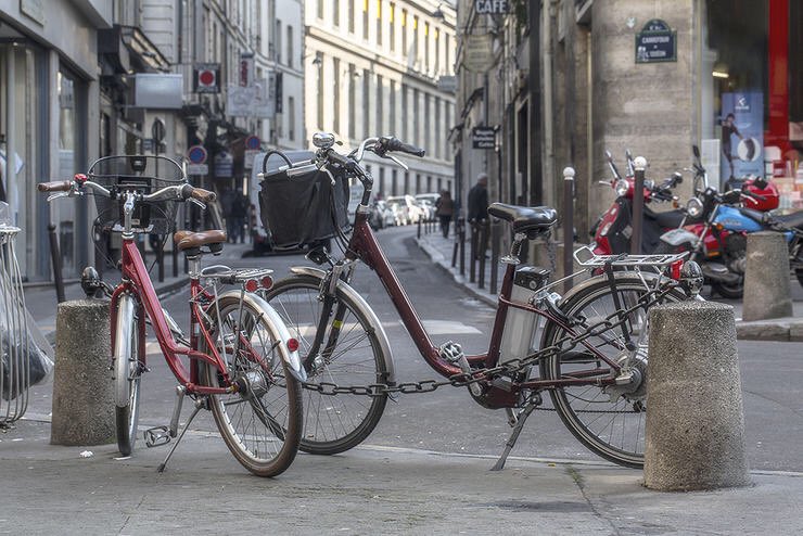 BrentToderian's tweet photo. Paris does it again — instead of continuing to incentivize driving, Parisians will get new incentives for e-bikes, cargo-bikes, bikeshare memberships, &amp; the big one — for ditiching their personal cars. Smart financial policy. Via @BicyclingMag #paris https://t.co/jZRYZozBkH https://t.co/8H0CrQ8uwT