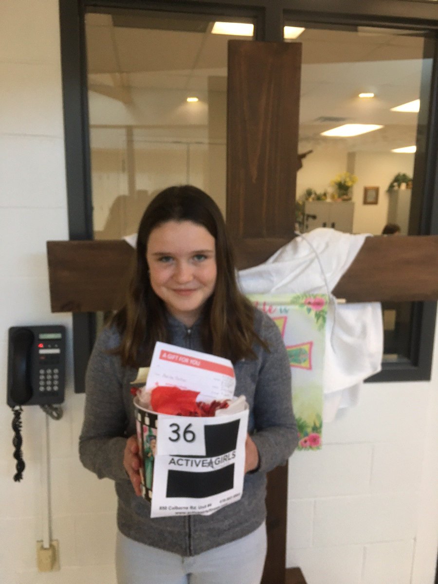 StAnneSCS's tweet photo. Congrats to this lady &amp; 5 friends; won a big prize @ last night's Wellness Fair @activegirlsfitness  #happyhealthy @SCCDSB @carriewebbcoene @loribarbato @coll1637 https://t.co/TE8TnbkWZ1