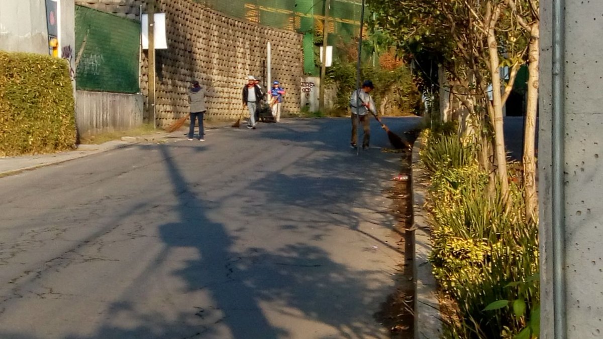 dgsudao's tweet photo. Barrido manual en col.  río guadalupe @MaAntonietaHT @jesuslandero @leonel_luna https://t.co/yADTR3e2q7