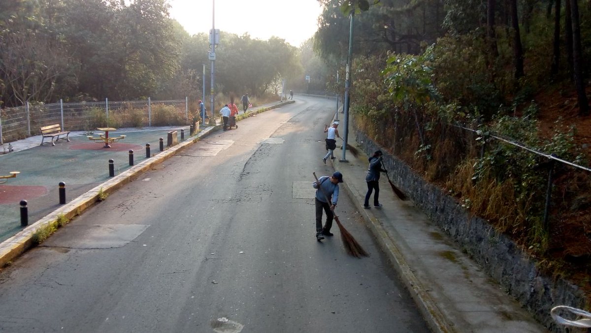 dgsudao's tweet photo. Barrido manual en col.  río guadalupe @MaAntonietaHT @jesuslandero @leonel_luna https://t.co/yADTR3e2q7