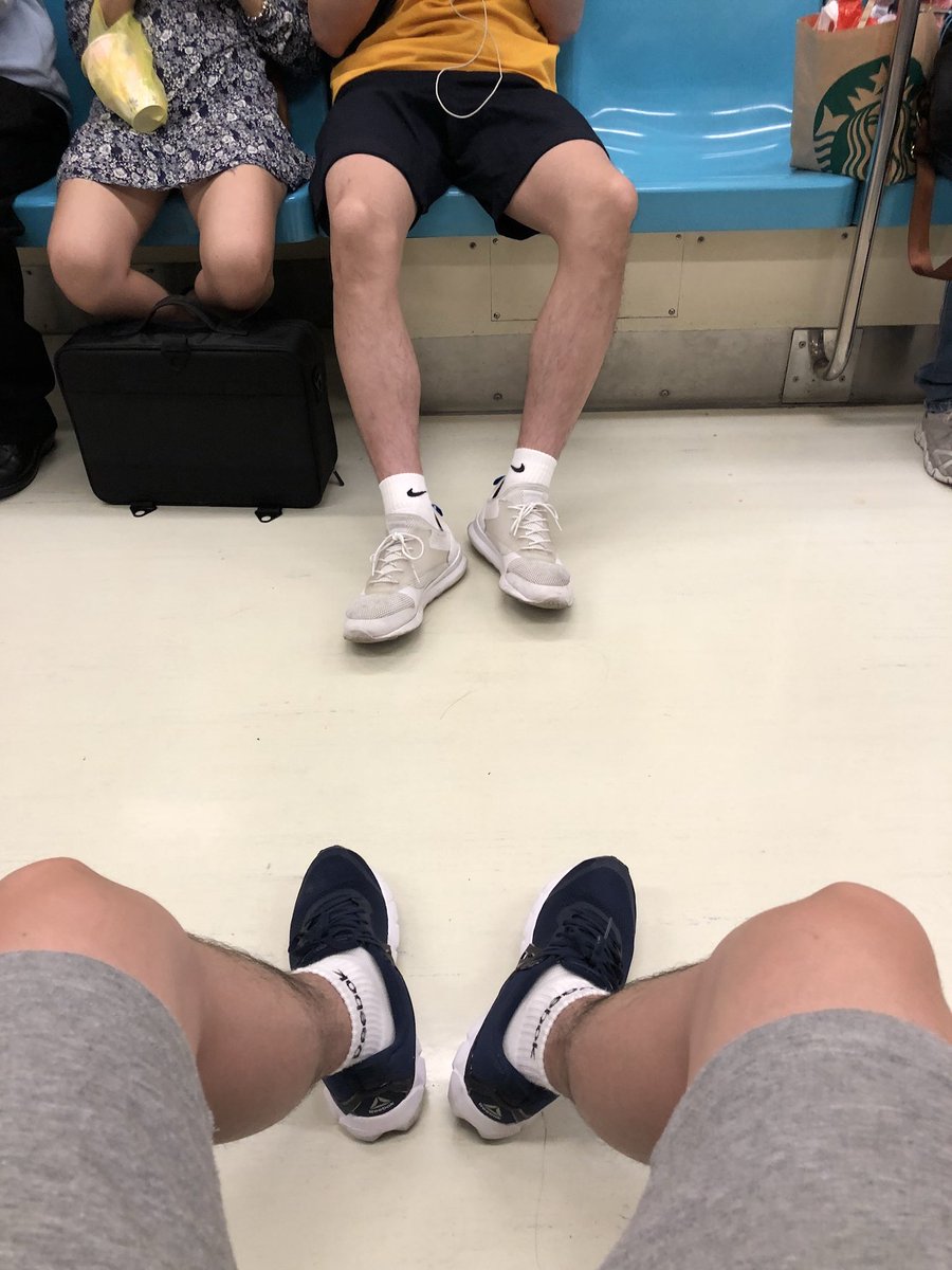 Mask_Kuo's tweet image. 稍微對到眼，就很配合把腳往前伸讓我偷拍的路人😜😜😁
#捷運洨確性
#微勃