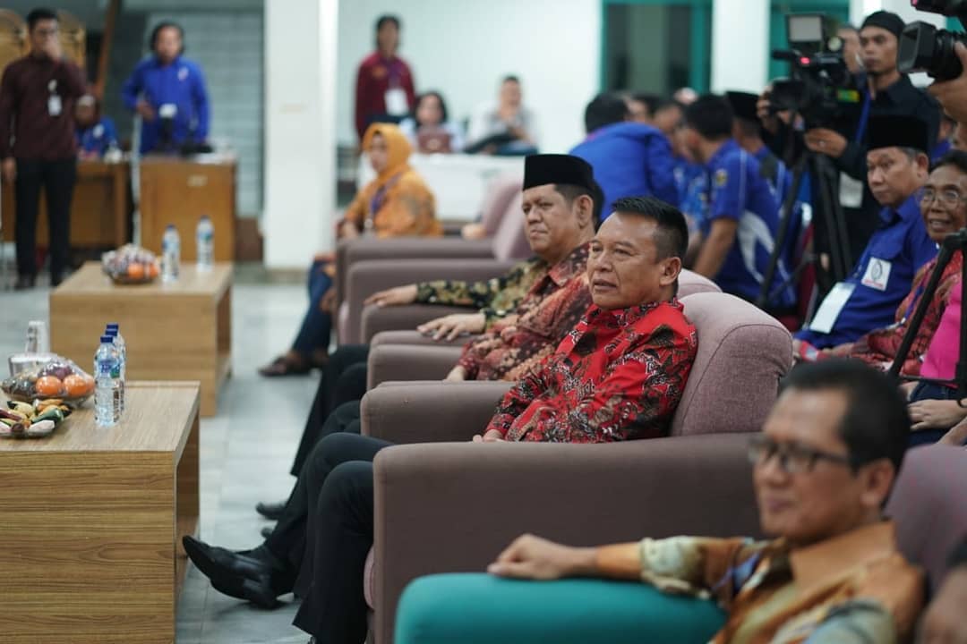 jabarhasanah's tweet photo. Kang Hasan turut menghadiri Kongres Serikat Buruh Sejahtera Indonesia (SBSI) yang ke 6,yang digelar di Asrama Haji, Pondok Gede, Jakarta, Kamis (5/4).

@tbhasanuddin
#hasanah #pilih2hasanah #JabarHasanah #tbhasanuddin  #pilkadajabar2018 #salam2hasanah #bandung #KangHasan https://t.co/SykTBCflpE