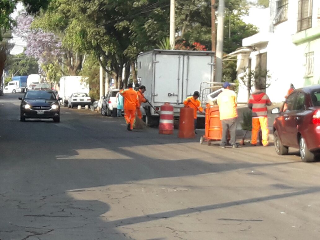 dgsudao's tweet photo. barrido manual prol. av. central col. San Pedro de los pinos @MaAntonietaHT @jesuslandero @leonel_luna https://t.co/N4D7Z0hxXe