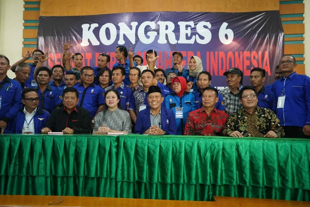 jabarhasanah's tweet photo. Kang Hasan turut menghadiri Kongres Serikat Buruh Sejahtera Indonesia (SBSI) yang ke 6,yang digelar di Asrama Haji, Pondok Gede, Jakarta, Kamis (5/4).

@tbhasanuddin
#hasanah #pilih2hasanah #JabarHasanah #tbhasanuddin  #pilkadajabar2018 #salam2hasanah #bandung #KangHasan https://t.co/SykTBCflpE