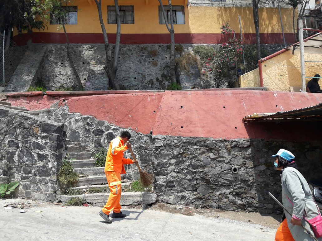 dgsudao's tweet photo. Barrido  manual en circuito belladona, col. tlapechico. @MaAntonietaHT @jesuslandero @leonel_luna https://t.co/hrf7WNJUZ3