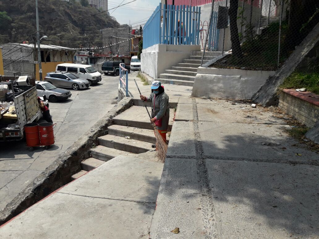 dgsudao's tweet photo. Barrido  manual en circuito belladona, col. tlapechico. @MaAntonietaHT @jesuslandero @leonel_luna https://t.co/hrf7WNJUZ3