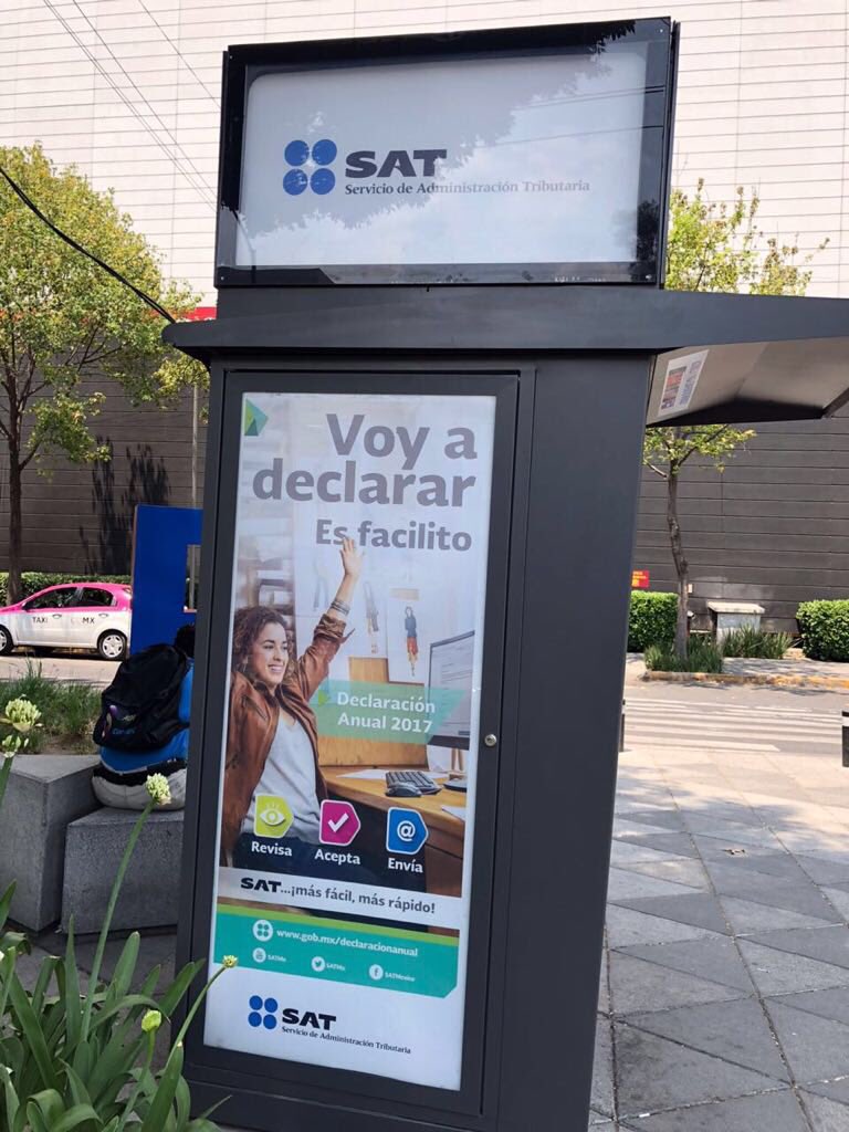 fgalvezv's tweet photo. Muy pronto van a ver estas maquinas recicladoras que dan premios por cada botella o envase. Hay mas de 300 en toda la #cdmx #recicla #reciclaygana #medios #IMM https://t.co/xzCHfrXWf8