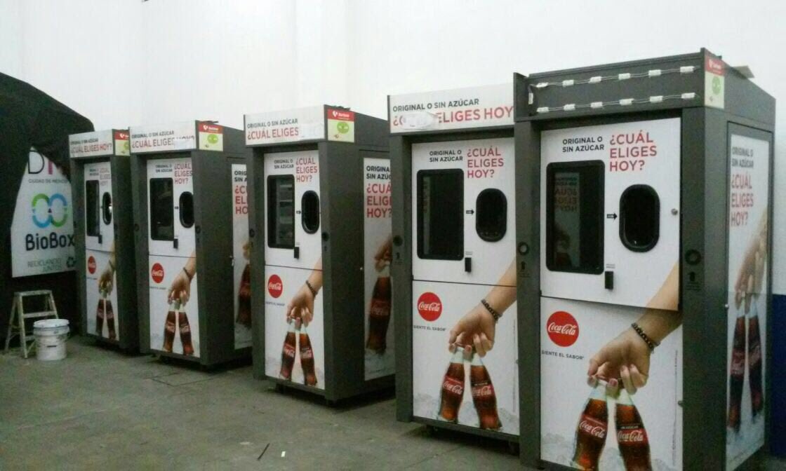 fgalvezv's tweet photo. Muy pronto van a ver estas maquinas recicladoras que dan premios por cada botella o envase. Hay mas de 300 en toda la #cdmx #recicla #reciclaygana #medios #IMM https://t.co/xzCHfrXWf8