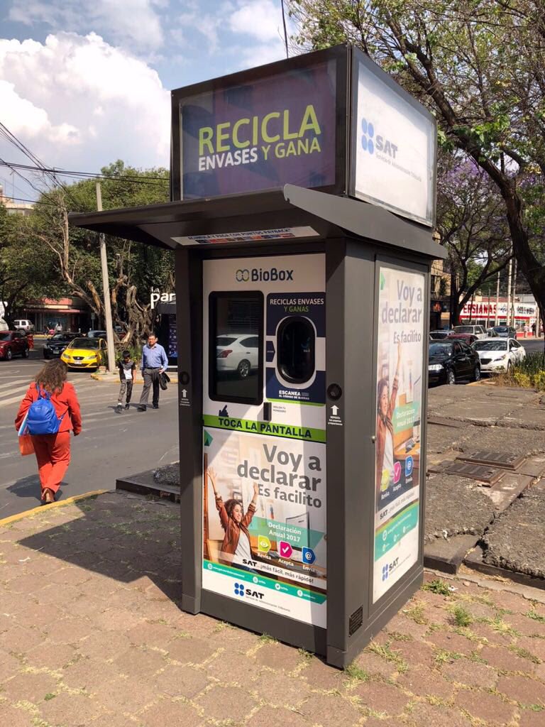 fgalvezv's tweet photo. Muy pronto van a ver estas maquinas recicladoras que dan premios por cada botella o envase. Hay mas de 300 en toda la #cdmx #recicla #reciclaygana #medios #IMM https://t.co/xzCHfrXWf8
