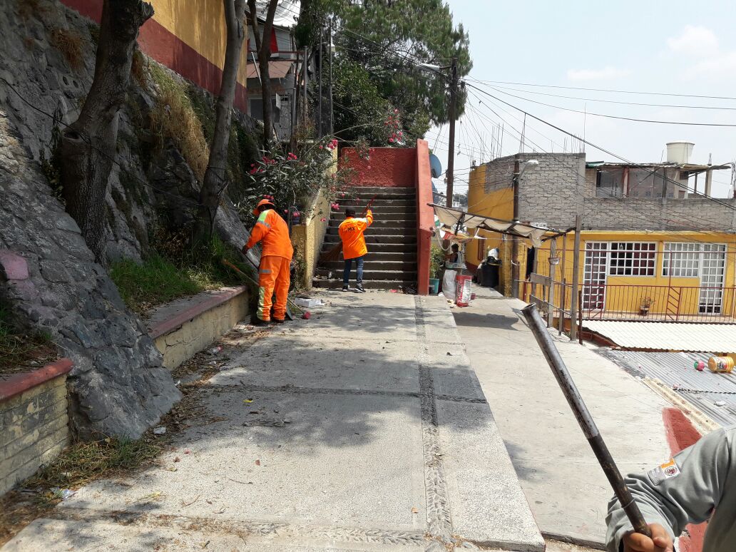 dgsudao's tweet photo. Barrido  manual en circuito belladona, col. tlapechico. @MaAntonietaHT @jesuslandero @leonel_luna https://t.co/hrf7WNJUZ3