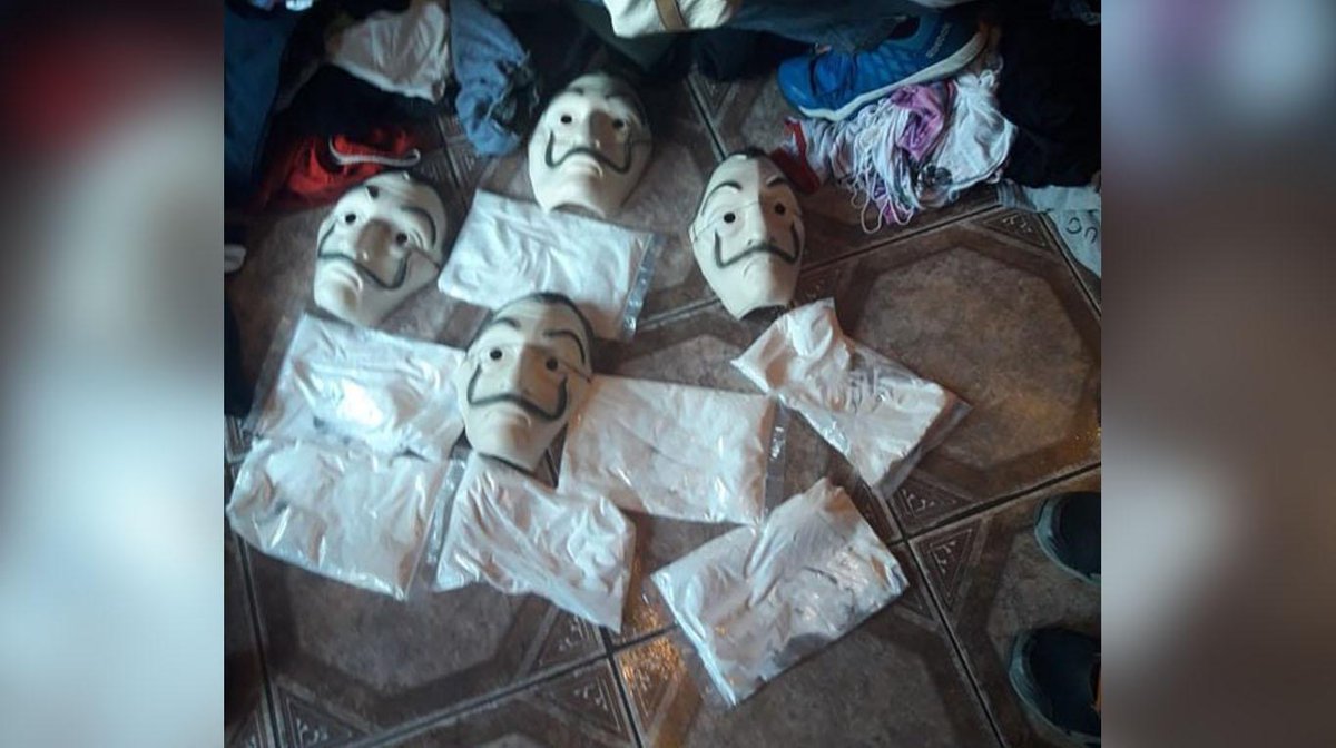 todonoticias's tweet photo. Cayó la banda de "La casa de papel": planeaban un golpe con las máscaras de la serie https://t.co/ZmLjXDun30 https://t.co/SJIH1ZFGUw