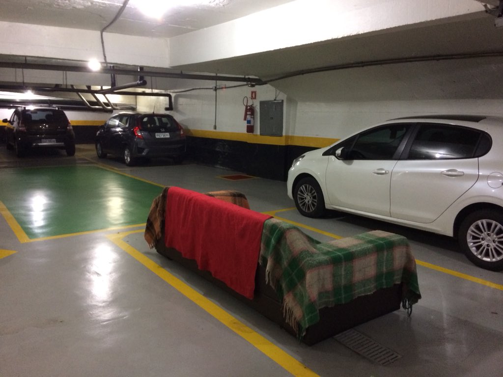 arturdotcom's tweet image. No prédio da minha mãe tem um cara que bebe e a esposa não deixa entrar em casa

Aí ele começou a dormir no sofá do hall, mas os vizinhos reclamaram

Então resolveu dormir no carro, só que ficou desempregado e teve que vender

Mas o brasileiro, meus amigos, não desiste nunca: