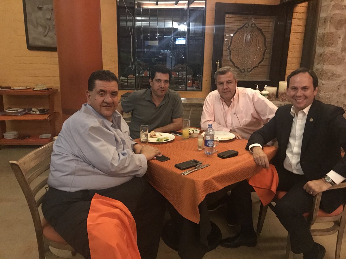 alfredbarbam's tweet photo. Después de un excelente día de trabajo y de buenas noticias, era justo una rica cena con buenos amigos @PacoAyon @TonoLopez_1 @JloOrozco https://t.co/zusT3sFhrf