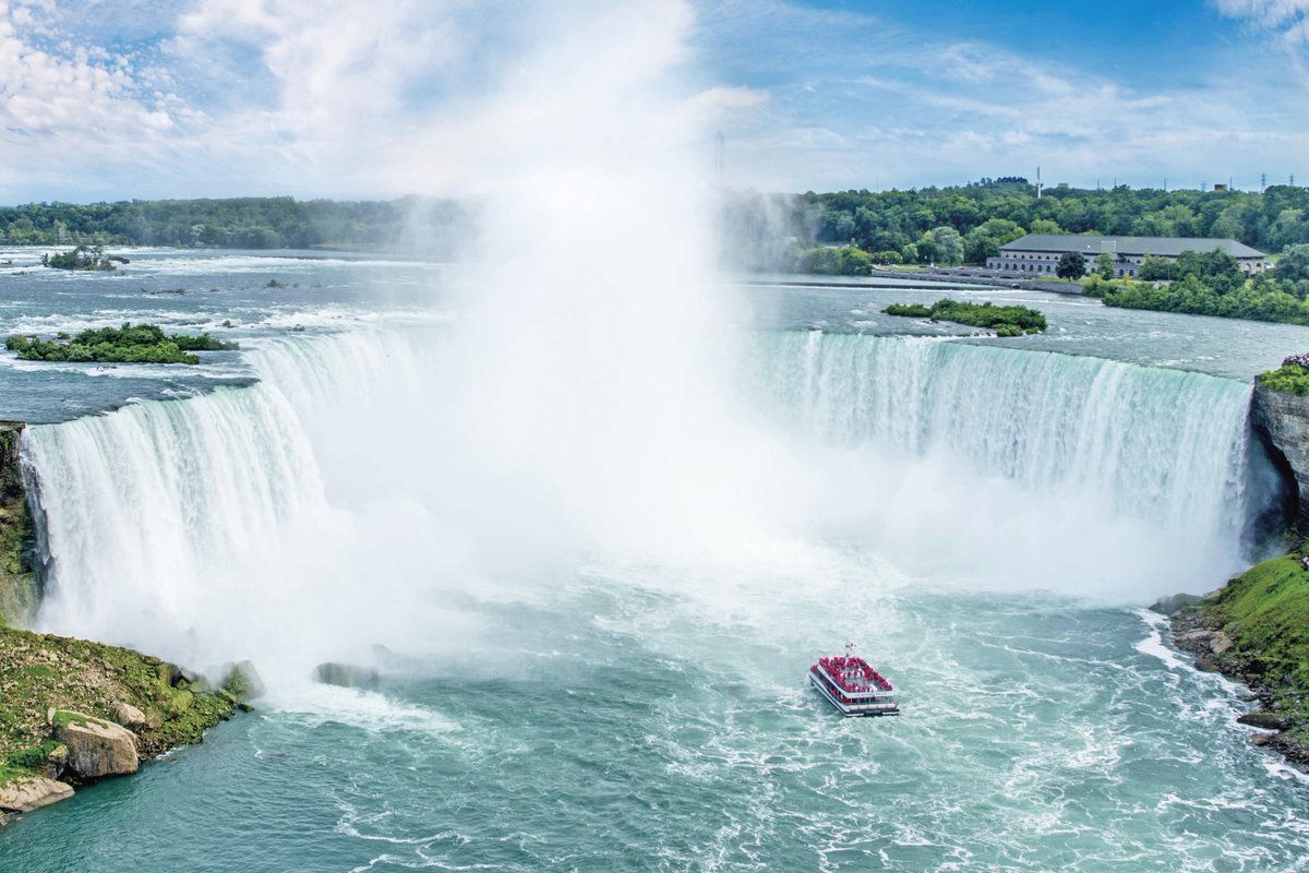 阪急交通社 公式 カナダ とアメリカ にまたがる 世界三大瀑布の一つ ナイアガラの滝 横から 下から 裏側から 滝を色々な角度から楽しむことができます 世界三大瀑布 ナイアガラの滝 カナダ アメリカ ナイアガラの滝の旅行