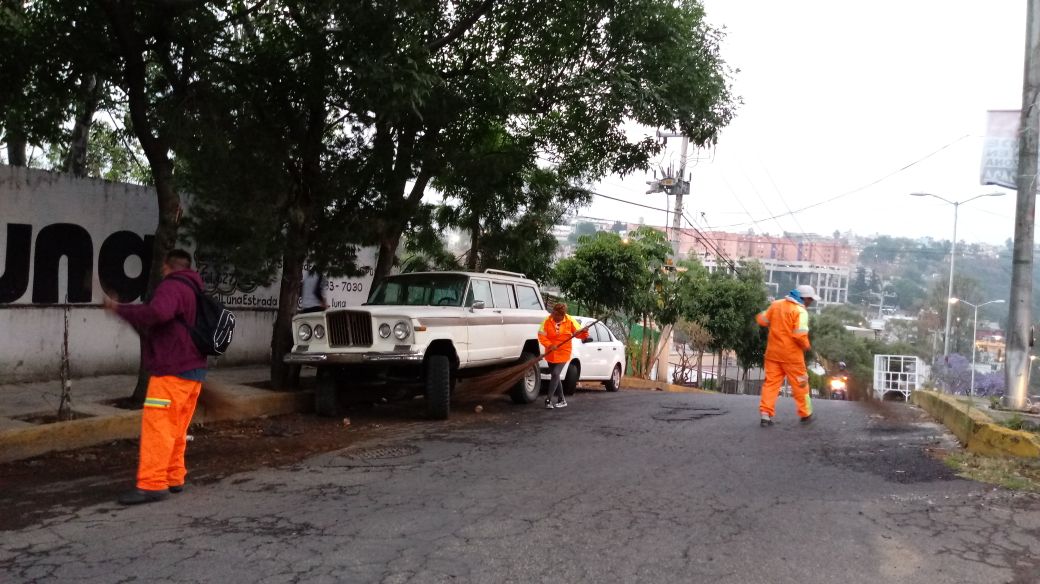 dgsudao's tweet photo. barrido manual calzada de los corceles colonia colinas del sur @MaAntonietaHT @jesuslandero @leonel_luna https://t.co/xPx5vlJarV