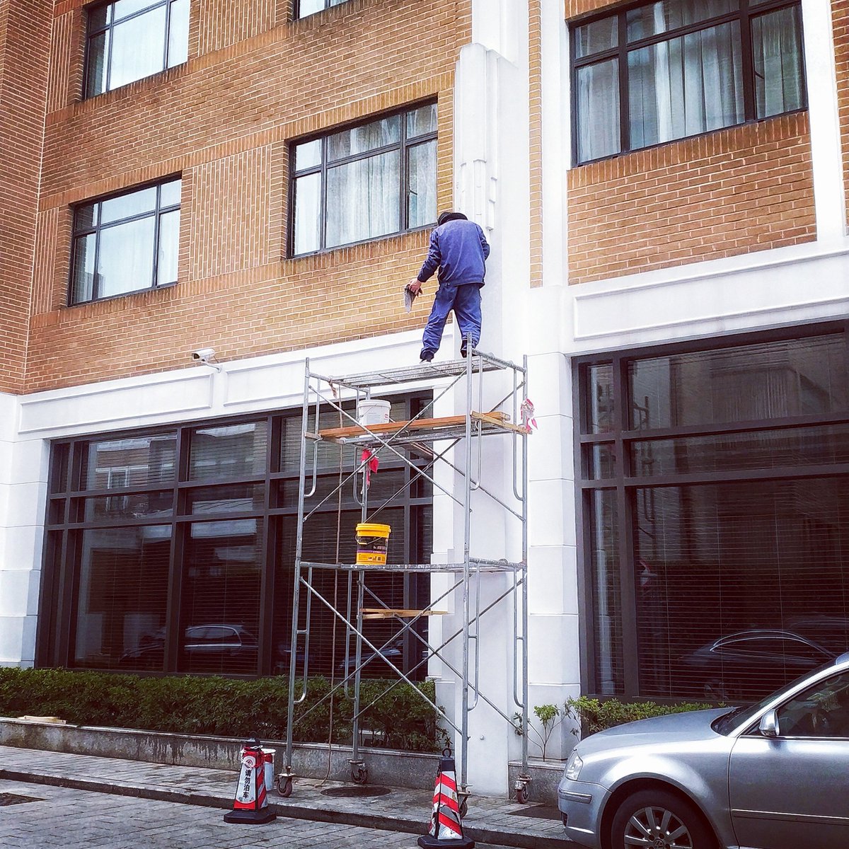 MsYijun's tweet photo. #ArtDecoLog 21/365 How to clean a deco? By hands https://t.co/QKOvNLT84B