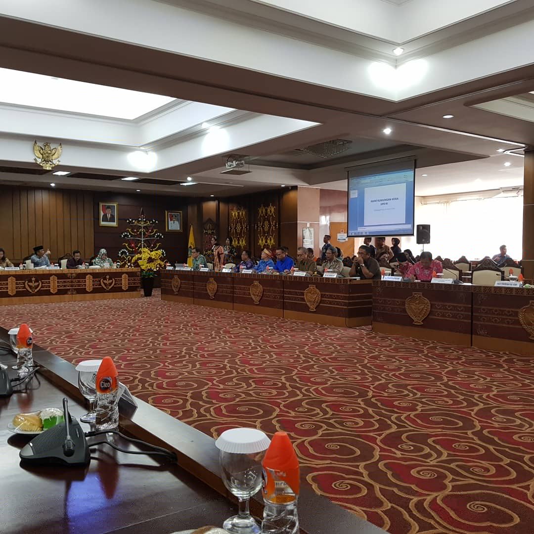 fahiraidris's tweet photo. #JadwalSenator #6april2018 Rapat Kerja "Badan Akuntabilitas Publik" @DPDRI di Kantor Gubernur #Kalteng mbahas permasalahan Tuntutan Ganti Rugi atas Kerusakan Tanah Ulayat Masyarakat Desa Sukarami, Kecamatan Arut Utara, Kabupaten Kotawaringin Barat, thdp PT. SINP di #palangkaraya https://t.co/VHBYjZXEvD