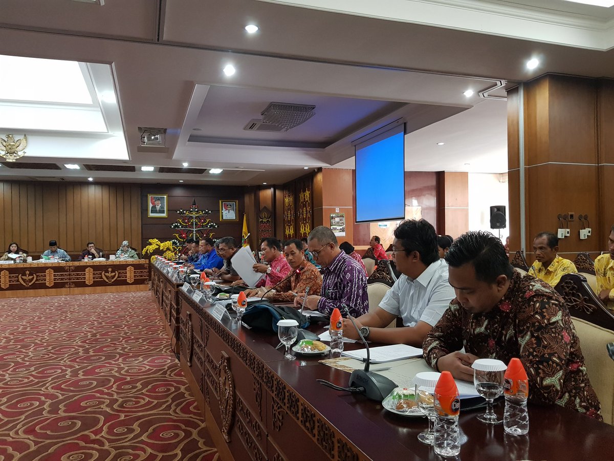 fahiraidris's tweet photo. #JadwalSenator #6april2018 Rapat Kerja "Badan Akuntabilitas Publik" @DPDRI di Kantor Gubernur #Kalteng mbahas permasalahan Tuntutan Ganti Rugi atas Kerusakan Tanah Ulayat Masyarakat Desa Sukarami, Kecamatan Arut Utara, Kabupaten Kotawaringin Barat, thdp PT. SINP di #palangkaraya https://t.co/VHBYjZXEvD