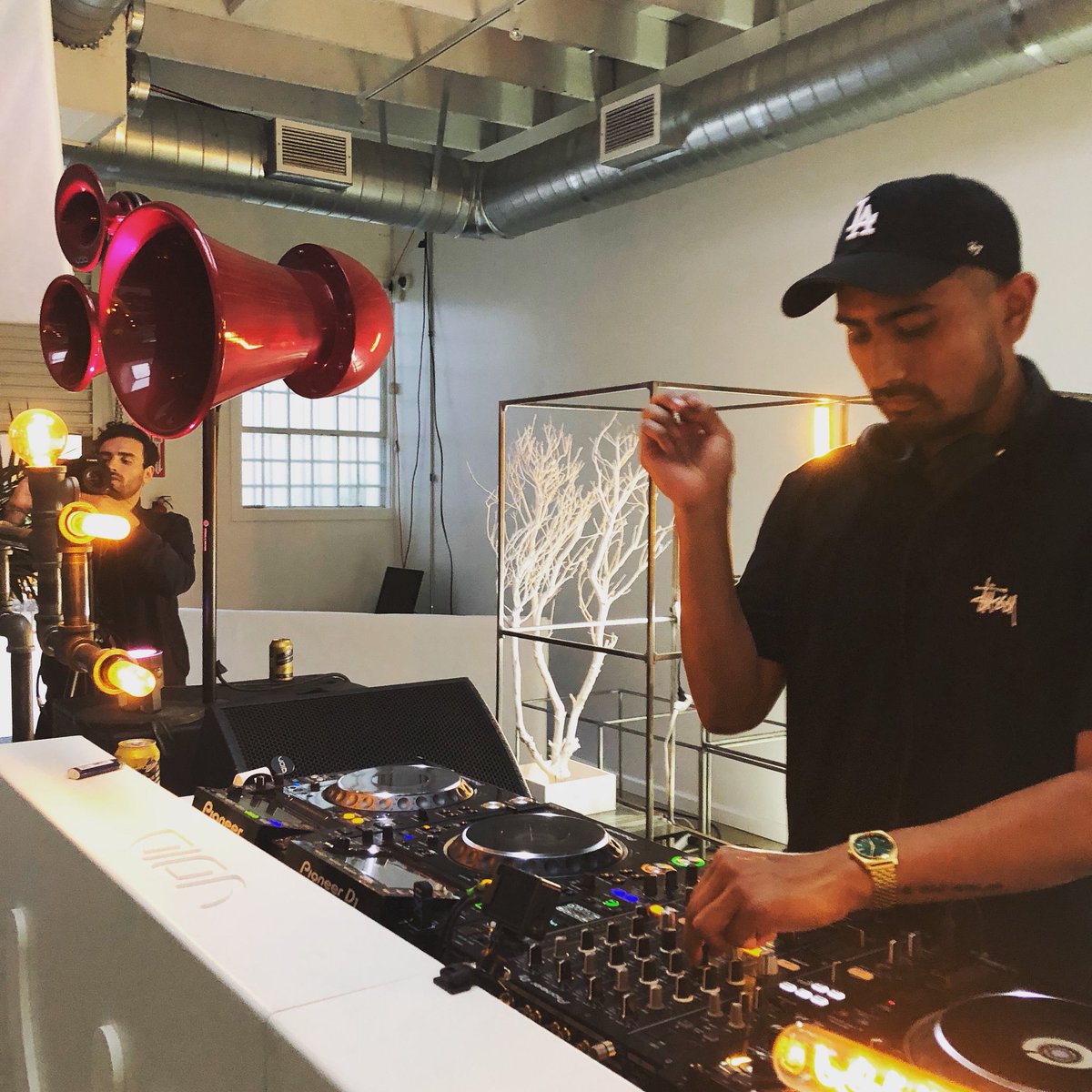 Matrix_Sessions's tweet photo. Instructor @frankwattsmusic debuting some unreleased music here at the @Mixmag offices. Up next @chrislake! https://t.co/qJd7RkuxqI