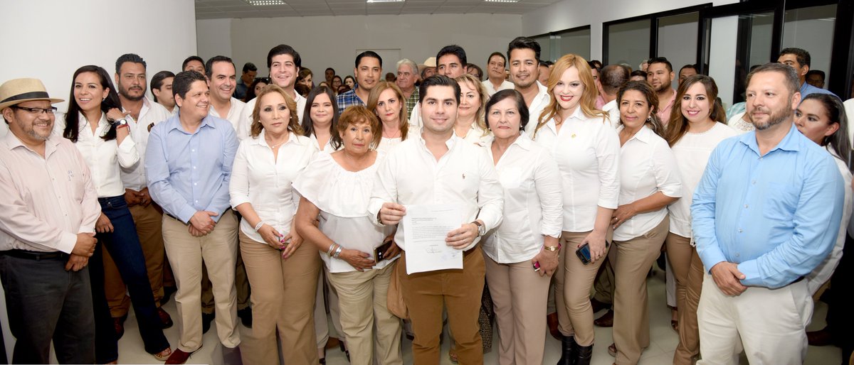 EmeterioOchoa's tweet photo. En cumplimiento a lo que establece la ley, este día presenté, ante la autoridad electoral, mi registro como candidato a la Presidencia Municipal al lado de un nutrido grupo de hombres y mujeres comprometidos con el bienestar y el futuro de nuestra comunidad #Cajeme https://t.co/tM3tKYfvDX