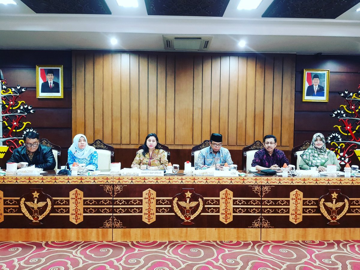 fahiraidris's tweet photo. #JadwalSenator #6april2018 Rapat Kerja "Badan Akuntabilitas Publik" @DPDRI di Kantor Gubernur #Kalteng mbahas permasalahan Tuntutan Ganti Rugi atas Kerusakan Tanah Ulayat Masyarakat Desa Sukarami, Kecamatan Arut Utara, Kabupaten Kotawaringin Barat, thdp PT. SINP di #palangkaraya https://t.co/VHBYjZXEvD