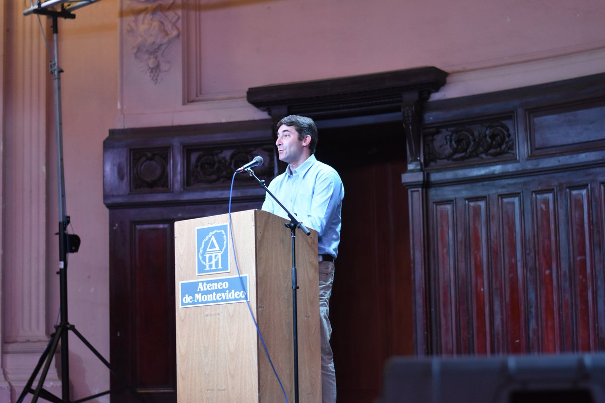EvJuveniles's tweet photo. Con el poder comunicativo de un conferencista internacional, las convicciones de un teólogo y la sabiduría de un académico, Samuel Pérez Millos brindó una exposición contundente y muy actual a un público de más de 250 personas en el Ateneo de Montevideo. https://t.co/WtHiimT2GK